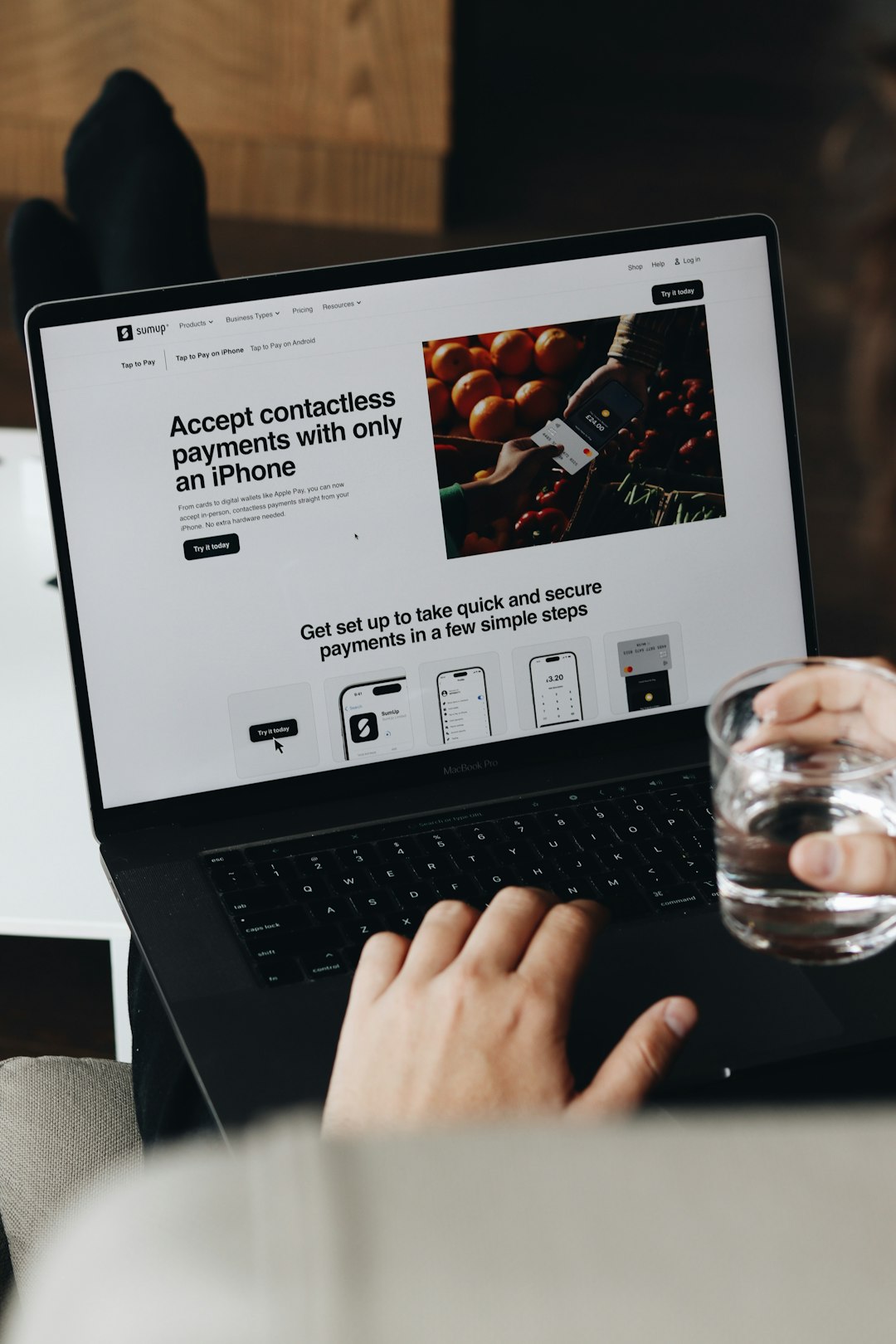 A user navigates SumUp’s website on a laptop, exploring the Tap to Pay feature for iPhone, which allows entrepreneurs to accept payments with just their smartphone. This tool is ideal for small businesses looking for a simple and secure payment solution.